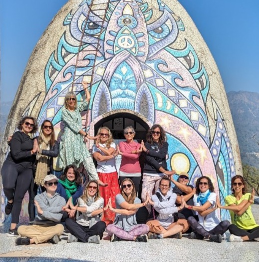 Grupo de viajeras de Universo Prana frente a un mural de Shiva en la India